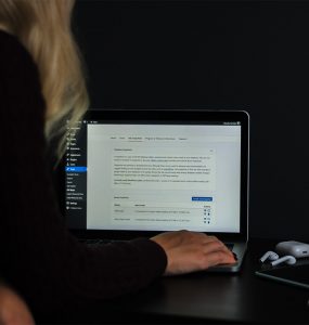 vrouw laptop wordpress website maken
