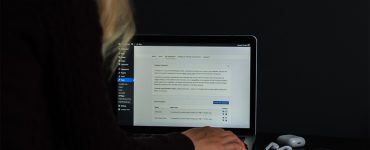 vrouw laptop wordpress website maken