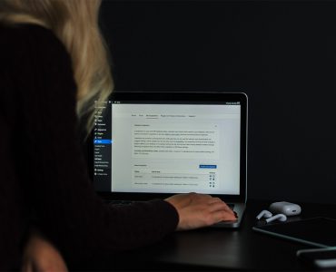 vrouw laptop wordpress website maken